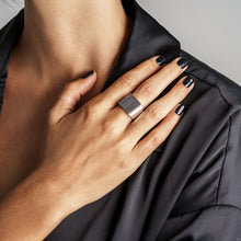 Charger l&#39;image dans la galerie, THE MORRISON | Flat Top Scratch Oxidised Ring In 925 Silver

