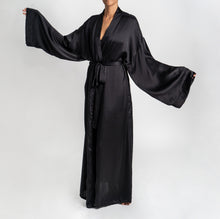 Cargar imagen en el visor de la galería, THE KAYA | Embroidered Italian Silk Kimono In Midnight Black

