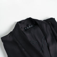 Cargar imagen en el visor de la galería, THE KAYA | Embroidered Italian Silk Kimono In Midnight Black
