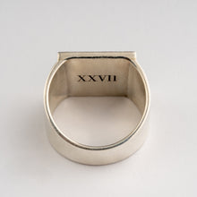 Cargar imagen en el visor de la galería, THE MORRISON | Flat Top Scratch Oxidised Ring In 925 Silver
