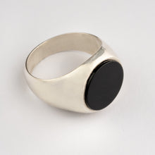 Cargar imagen en el visor de la galería, THE MARLEY | Flat Onyx Stone Signet Ring In 925 Silver
