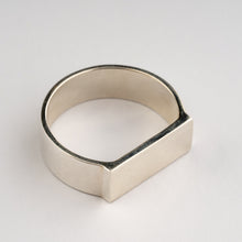 Cargar imagen en el visor de la galería, THE COBAIN | Flat Top Thick Stacker Ring In 925 Silver
