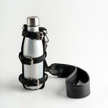 Cargar imagen en el visor de la galería, THE CAI | Soft Leather Water Bottle Holder In Black
