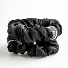 Cargar imagen en el visor de la galería, THE TALI | Set of 2 Silk Scrunchies In Midnight Black
