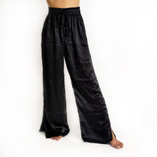 Charger l&#39;image dans la galerie, THE KAME | Italian Silk Lounge Pant In Midnight Black
